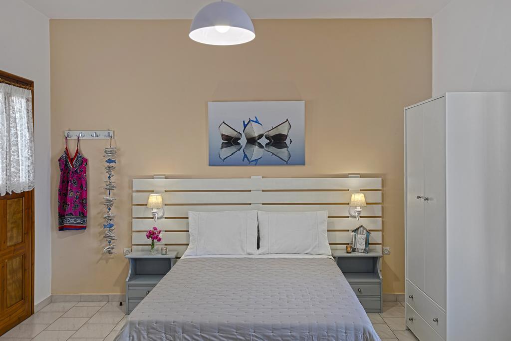 Letta's Finikas (Syros)